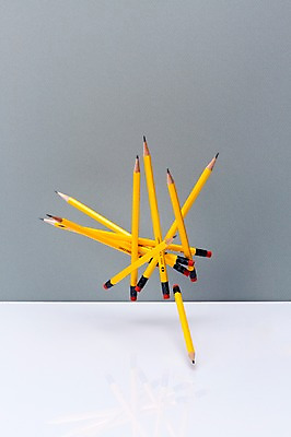 포토 JPG 스튜디오촬영 백그라운드 컨셉 탁자 실내 순간포착 사람없음 필기구 연필 떨어짐 오브젝트 국내포토 가구 문구용품 학용품 촬영기법 내부 파일형식