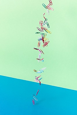 포토 JPG 스튜디오촬영 백그라운드 컨셉 탁자 실내 순간포착 사람없음 사무용품 떨어짐 오브젝트 클립 국내포토 가구 문구용품 촬영기법 내부 파일형식