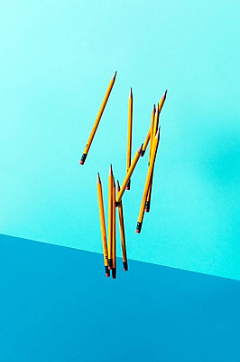 포토 JPG 스튜디오촬영 백그라운드 컨셉 탁자 실내 순간포착 사람없음 필기구 연필 떨어짐 오브젝트 국내포토 가구 문구용품 학용품 촬영기법 내부 파일형식