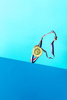 포토 JPG 스튜디오촬영 백그라운드 컨셉 탁자 실내 순간포착 사람없음 떨어짐 메달 오브젝트 국내포토 가구 촬영기법 내부 상_상패 파일형식