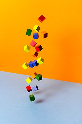 포토 JPG 스튜디오촬영 백그라운드 컨셉 탁자 실내 순간포착 사람없음 컬러풀 블록 떨어짐 오브젝트 나무조각 국내포토 컬러 가구 촬영기법 내부 목재 파일형식