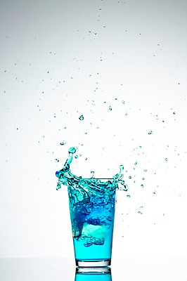 포토 JPG 스튜디오촬영 음료 컬러 백그라운드 컨셉 잔 실내 순간포착 사람없음 파란색 얼음 물방울 칵테일 액체 떨어짐 액체표현 국내포토 자연요소 식기 주류 촬영기법 내부 파일형식