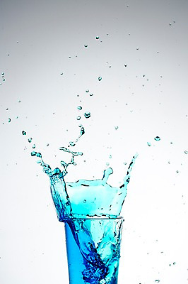 포토 JPG 스튜디오촬영 음료 컬러 백그라운드 컨셉 잔 실내 순간포착 사람없음 파란색 얼음 물방울 칵테일 액체 떨어짐 액체표현 국내포토 자연요소 식기 주류 촬영기법 내부 파일형식