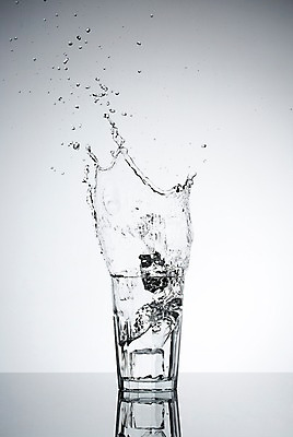 포토 JPG 스튜디오촬영 음료 백그라운드 컨셉 잔 실내 순간포착 사람없음 물 얼음 물방울 액체 떨어짐 액체표현 국내포토 자연요소 식기 촬영기법 내부 파일형식