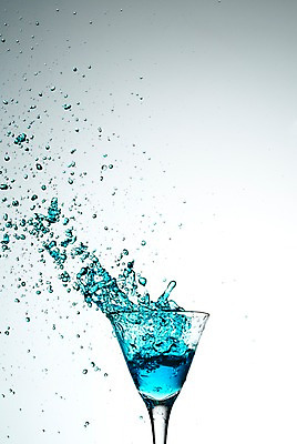 포토 JPG 스튜디오촬영 음료 컬러 백그라운드 컨셉 실내 순간포착 사람없음 파란색 얼음 물방울 칵테일 액체 떨어짐 칵테일잔 액체표현 국내포토 자연요소 술잔 주류 촬영기법 내부 파일형식