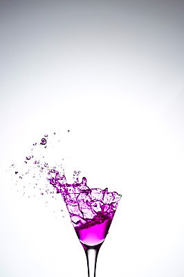포토 JPG 스튜디오촬영 음료 컬러 백그라운드 컨셉 실내 순간포착 사람없음 보라색 얼음 물방울 칵테일 액체 떨어짐 칵테일잔 액체표현 국내포토 자연요소 술잔 주류 촬영기법 내부 파일형식