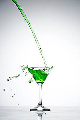포토 JPG 스튜디오촬영 음료 컬러 백그라운드 컨셉 물줄기 실내 순간포착 사람없음 초록색 물방울 칵테일 액체 떨어짐 칵테일잔 액체표현 국내포토 술잔 주류 촬영기법 내부 물 파일형식