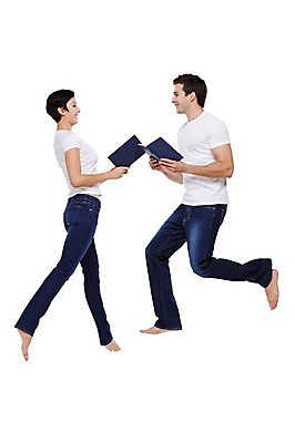 포토 JPG 스튜디오촬영 전신 서양인 외국인 백인 해외기획촬영 커플 여자 남자 행복 2013년태국 모션 함께함 실내 사랑 웃음 들기 사람 성인 두명 옆모습 책 30대 독서 마주보기 점프 다정 장년만 성인만 국내포토 감정 뷰포인트 컨셉 관계 표정 인종 내부 장년 파일형식