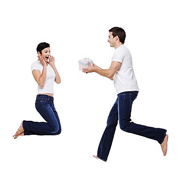 포토 JPG 스튜디오촬영 전신 서양인 외국인 백인 해외기획촬영 커플 여자 남자 행복 2013년태국 모션 함께함 실내 선물 사랑 들기 사람 성인 두명 옆모습 30대 선물상자 점프 다정 놀람 장년만 성인만 국내포토 감정 뷰포인트 컨셉 관계 표정 인종 내부 장년 상자 파일형식