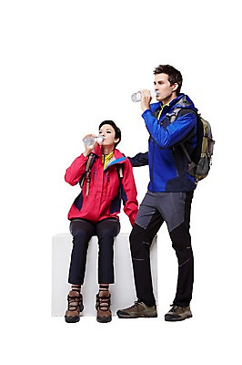 포토 JPG 스튜디오촬영 전신 서양인 외국인 백인 해외기획촬영 커플 여자 남자 2013년태국 배낭 모션 휴식 실내 아웃도어 서기 사람 앉기 성인 두명 앞모습 30대 트래킹 마시기 갈증 물병 장년만 성인만 국내포토 뷰포인트 컨셉 가방 관계 레저 인종 내부 장년 물통 파일형식