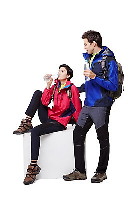 포토 JPG 스튜디오촬영 전신 서양인 외국인 백인 해외기획촬영 커플 여자 남자 2013년태국 배낭 모션 휴식 실내 아웃도어 서기 들기 사람 앉기 성인 두명 30대 트래킹 마시기 갈증 물병 장년만 성인만 국내포토 컨셉 가방 관계 레저 인종 내부 장년 물통 파일형식