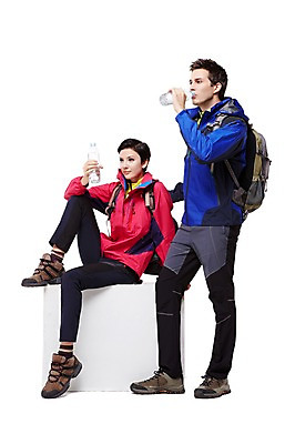 포토 JPG 스튜디오촬영 전신 서양인 외국인 백인 해외기획촬영 커플 여자 남자 2013년태국 배낭 모션 휴식 실내 아웃도어 서기 들기 사람 앉기 성인 두명 30대 트래킹 마시기 갈증 물병 장년만 성인만 국내포토 컨셉 가방 관계 레저 인종 내부 장년 물통 파일형식