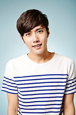 포토 JPG 스튜디오촬영 계절 남자 모션 실내 한명 웃음 사람 동양인 상반신 20대 성인 앞모습 캐주얼 여름 한국인 남자만 남자한명만 성인남자만 청년만 청년남자만 청년남자한명만 성인한명만 성인남자한명만 성인만 국내포토 1 옷 뷰포인트 표정 인종 청년 내부 파일형식