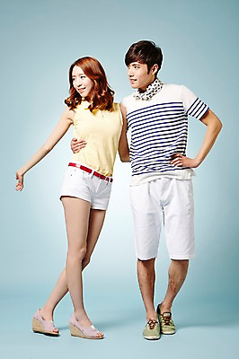 포토 JPG 스튜디오촬영 전신 커플 계절 여자 남자 허리손 안기 모션 실내 서기 웃음 사람 동양인 20대 성인 두명 앞모습 옆모습 캐주얼 여름 한국인 청년만 성인만 국내포토 옷 뷰포인트 포즈 관계 표정 인종 청년 내부 파일형식