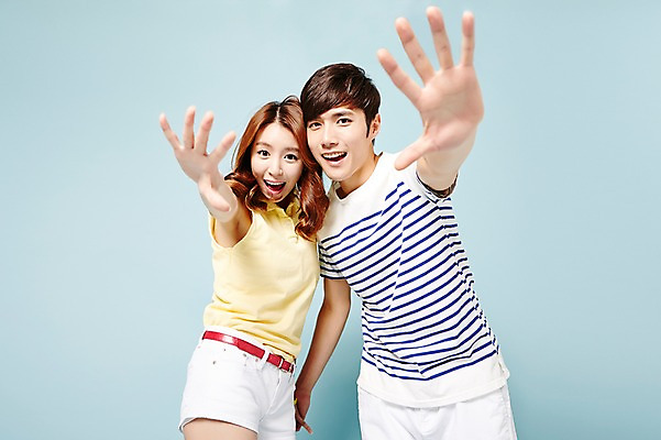 포토 JPG 스튜디오촬영 커플 계절 여자 남자 모션 실내 웃음 사람 동양인 손짓 상반신 20대 성인 두명 캐주얼 여름 한국인 손뻗기 청년만 성인만 국내포토 옷 관계 표정 인종 청년 내부 파일형식
