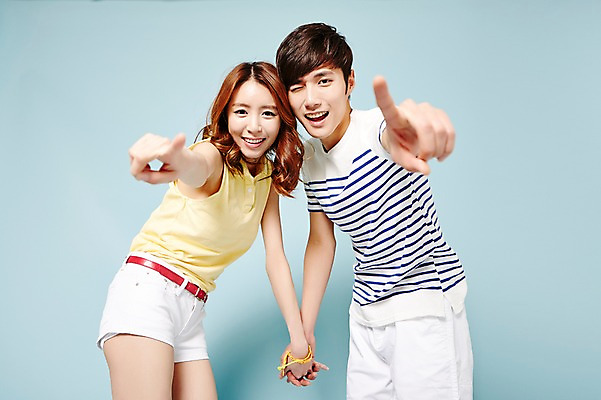 포토 JPG 스튜디오촬영 커플 계절 여자 남자 모션 실내 윙크 웃음 사람 동양인 손짓 상반신 20대 성인 두명 캐주얼 여름 손잡기 한국인 가리킴 청년만 성인만 국내포토 옷 관계 표정 인종 청년 내부 파일형식