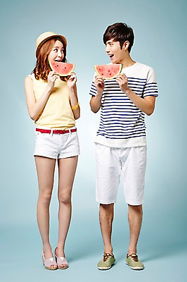 포토 JPG 스튜디오촬영 전신 모자 커플 계절 여자 남자 모션 여름음식 수박 실내 서기 들기 사람 동양인 20대 성인 두명 앞모습 캐주얼 여름 마주보기 한국인 먹기 청년만 성인만 제철음식 제철과일 국내포토 잡화 옷 음식 뷰포인트 과일 관계 인종 청년 내부 제철 파일형식 여름_계절