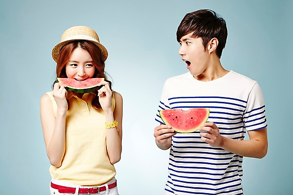 포토 JPG 스튜디오촬영 모자 커플 계절 여자 남자 모션 여름음식 수박 실내 들기 사람 동양인 상반신 20대 성인 두명 앞모습 캐주얼 여름 놀람 한국인 먹기 청년만 성인만 제철음식 제철과일 국내포토 잡화 옷 감정 음식 뷰포인트 과일 관계 표정 인종 청년 내부 제철 파일형식 여름_계절