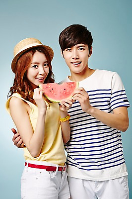 포토 JPG 스튜디오촬영 모자 커플 계절 여자 남자 모션 여름음식 수박 실내 웃음 들기 사람 동양인 상반신 20대 성인 두명 앞모습 캐주얼 여름 한국인 청년만 성인만 제철음식 제철과일 국내포토 잡화 옷 음식 뷰포인트 과일 관계 표정 인종 청년 내부 제철 파일형식 여름_계절