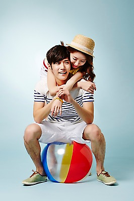 포토 JPG 스튜디오촬영 전신 모자 커플 계절 여자 남자 공 모션 포옹 실내 웃음 사람 앉기 동양인 상반신 20대 성인 두명 앞모습 캐주얼 여름 한국인 비치볼 백허그 청년만 성인만 국내포토 잡화 옷 뷰포인트 관계 안기 바캉스용품 표정 인종 청년 내부 파일형식