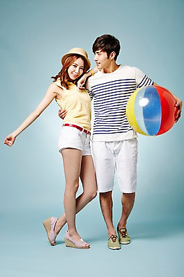 포토 JPG 스튜디오촬영 전신 모자 커플 계절 여자 남자 공 안기 모션 실내 서기 웃음 들기 사람 동양인 20대 성인 두명 앞모습 옆모습 캐주얼 여름 한국인 비치볼 청년만 성인만 국내포토 잡화 옷 뷰포인트 관계 바캉스용품 표정 인종 청년 내부 파일형식