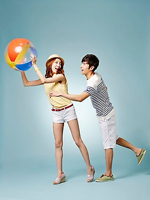 포토 JPG 스튜디오촬영 전신 모자 커플 계절 여자 남자 모션 실내 서기 들기 사람 동양인 20대 성인 두명 옆모습 캐주얼 여름 한국인 비치볼 청년만 성인만 국내포토 잡화 옷 뷰포인트 공 관계 바캉스용품 인종 청년 내부 파일형식