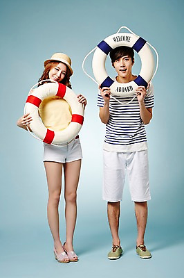 포토 JPG 스튜디오촬영 전신 모자 커플 계절 여자 남자 모션 실내 서기 웃음 들기 사람 동양인 20대 성인 두명 앞모습 캐주얼 여름 한국인 튜브 청년만 성인만 국내포토 잡화 옷 뷰포인트 관계 표정 인종 청년 내부 파일형식