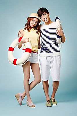 포토 JPG 스튜디오촬영 전신 모자 커플 계절 여자 남자 안기 모션 실내 서기 웃음 들기 사람 동양인 20대 성인 두명 앞모습 캐주얼 여름 한국인 튜브 맞대기 청년만 성인만 국내포토 잡화 옷 뷰포인트 관계 표정 인종 청년 내부 파일형식