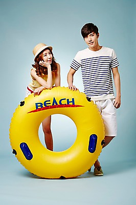 포토 JPG 스튜디오촬영 전신 모자 커플 계절 여자 남자 모션 실내 서기 웃음 사람 동양인 상반신 20대 성인 두명 앞모습 캐주얼 여름 턱괴기 한국인 튜브 청년만 성인만 국내포토 잡화 옷 뷰포인트 관계 표정 인종 청년 내부 파일형식