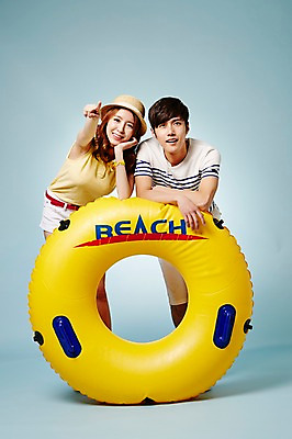 포토 JPG 스튜디오촬영 모자 커플 계절 여자 남자 모션 실내 서기 웃음 사람 동양인 손짓 상반신 20대 성인 두명 앞모습 캐주얼 여름 턱괴기 한국인 가리킴 튜브 청년만 성인만 국내포토 잡화 옷 뷰포인트 관계 표정 인종 청년 내부 파일형식