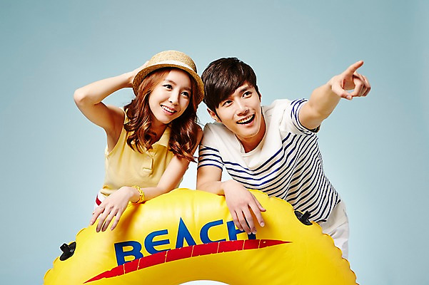 포토 JPG 스튜디오촬영 모자 커플 계절 여자 남자 모션 실내 웃음 사람 동양인 손짓 상반신 20대 성인 두명 앞모습 캐주얼 여름 한국인 가리킴 튜브 청년만 성인만 국내포토 잡화 옷 뷰포인트 관계 표정 인종 청년 내부 파일형식