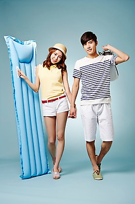 포토 JPG 스튜디오촬영 전신 모자 커플 계절 여자 남자 모션 실내 서기 웃음 들기 사람 동양인 20대 성인 두명 앞모습 캐주얼 여름 손잡기 한국인 오리발 비치베드 튜브 청년만 성인만 국내포토 잡화 옷 뷰포인트 관계 표정 인종 청년 내부 파일형식