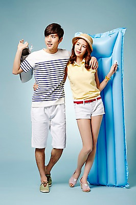 포토 JPG 스튜디오촬영 전신 모자 커플 계절 여자 남자 안기 모션 실내 서기 들기 사람 동양인 20대 성인 두명 앞모습 캐주얼 여름 한국인 오리발 비치베드 튜브 청년만 성인만 국내포토 잡화 옷 뷰포인트 관계 인종 청년 내부 파일형식