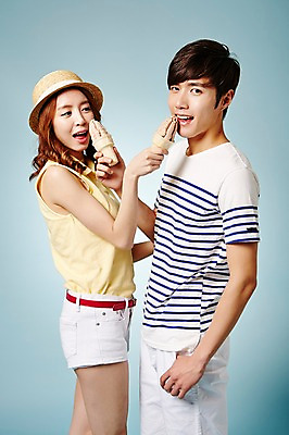 포토 JPG 스튜디오촬영 모자 커플 계절 여자 남자 모션 아이스크림 실내 서기 웃음 들기 사람 동양인 상반신 20대 성인 두명 옆모습 캐주얼 여름 한국인 먹여주기 청년만 성인만 국내포토 잡화 옷 뷰포인트 관계 디저트 표정 인종 청년 내부 먹기 파일형식
