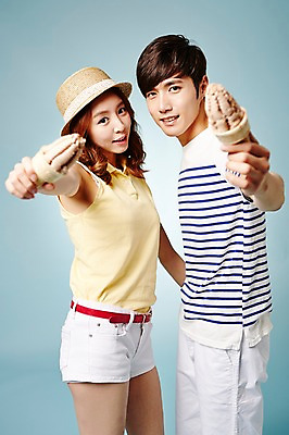 포토 JPG 스튜디오촬영 모자 커플 계절 여자 남자 모션 아이스크림 실내 서기 웃음 들기 사람 동양인 상반신 20대 성인 두명 옆모습 캐주얼 여름 한국인 청년만 성인만 국내포토 잡화 옷 뷰포인트 관계 디저트 표정 인종 청년 내부 파일형식