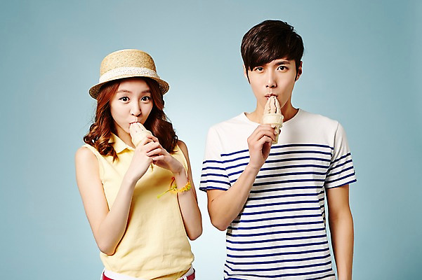 포토 JPG 스튜디오촬영 모자 커플 계절 여자 남자 모션 아이스크림 실내 들기 사람 동양인 상반신 20대 성인 두명 앞모습 캐주얼 여름 한국인 먹기 청년만 성인만 국내포토 잡화 옷 뷰포인트 관계 디저트 인종 청년 내부 파일형식