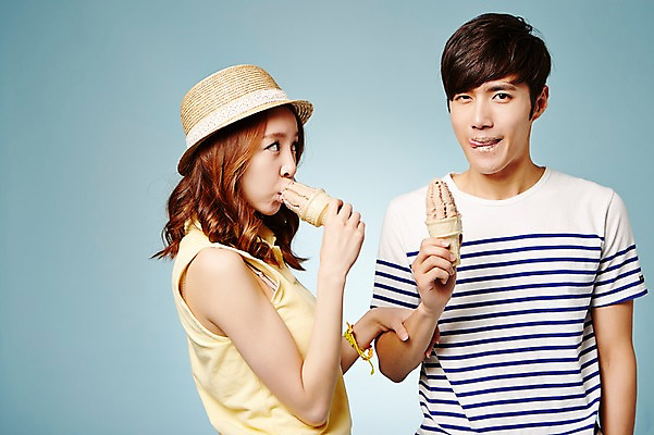 포토 JPG 스튜디오촬영 모자 커플 계절 여자 남자 모션 아이스크림 실내 들기 사람 동양인 상반신 20대 성인 두명 앞모습 옆모습 캐주얼 여름 한국인 먹기 청년만 성인만 국내포토 잡화 옷 뷰포인트 관계 디저트 인종 청년 내부 파일형식