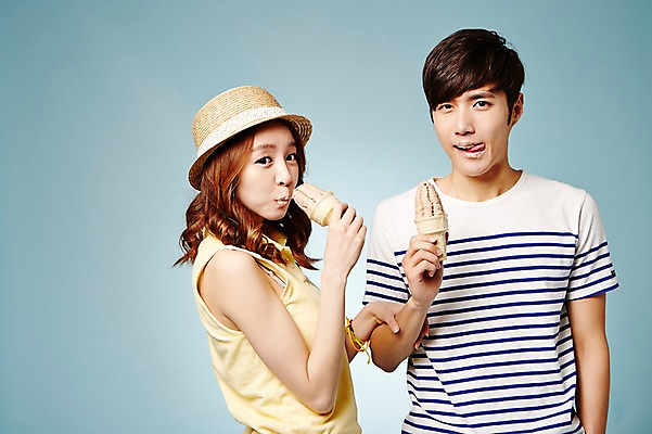 포토 JPG 스튜디오촬영 모자 커플 계절 여자 남자 모션 아이스크림 실내 들기 사람 동양인 상반신 20대 성인 두명 앞모습 옆모습 캐주얼 여름 한국인 먹기 청년만 성인만 국내포토 잡화 옷 뷰포인트 관계 디저트 인종 청년 내부 파일형식