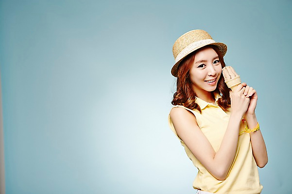 포토 JPG 스튜디오촬영 모자 계절 여자 팔찌 모션 아이스크림 실내 한명 웃음 들기 사람 동양인 상반신 20대 성인 캐주얼 여름 한국인 여자만 여자한명만 성인여자만 청년만 청년여자만 성인한명만 청년여자한명만 성인여자한명만 성인만 국내포토 1 잡화 옷 장신구 디저트 표정 인종 청년 내부 파일형식