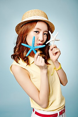 포토 JPG 스튜디오촬영 모자 계절 여자 팔찌 모션 불가사리 실내 한명 들기 사람 동양인 상반신 20대 성인 캐주얼 여름 한국인 여자만 여자한명만 성인여자만 청년만 청년여자만 성인한명만 청년여자한명만 성인여자한명만 성인만 국내포토 1 잡화 옷 장신구 극피동물 인종 청년 내부 파일형식