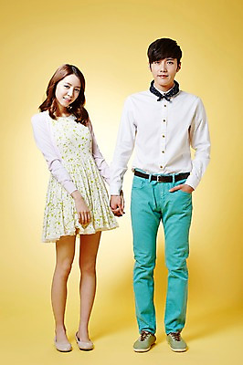 포토 JPG 스튜디오촬영 전신 커플 계절 여자 남자 모션 실내 서기 웃음 사람 동양인 20대 성인 두명 앞모습 손잡기 봄 한국인 주머니손 청년만 성인만 국내포토 뷰포인트 관계 표정 인종 청년 내부 파일형식