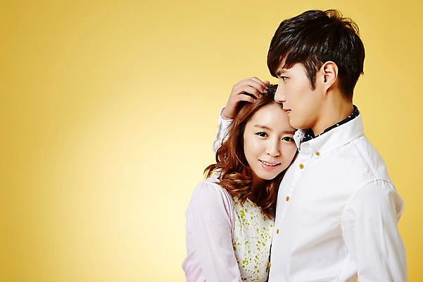 포토 JPG 스튜디오촬영 커플 계절 여자 남자 모션 포옹 실내 웃음 사람 동양인 상반신 20대 성인 두명 옆모습 봄 한국인 청년만 성인만 국내포토 뷰포인트 관계 안기 표정 인종 청년 내부 파일형식