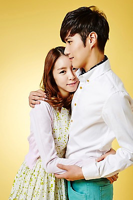 포토 JPG 스튜디오촬영 커플 계절 여자 남자 모션 포옹 실내 서기 웃음 사람 동양인 상반신 20대 성인 두명 옆모습 봄 한국인 청년만 성인만 국내포토 뷰포인트 관계 안기 표정 인종 청년 내부 파일형식