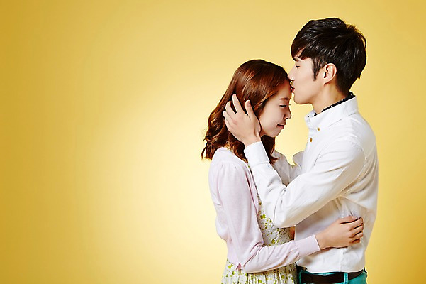 포토 JPG 스튜디오촬영 커플 계절 여자 남자 모션 키스 실내 사람 동양인 상반신 20대 성인 두명 옆모습 눈감음 봄 한국인 청년만 성인만 국내포토 뷰포인트 관계 인종 청년 내부 애정표현 파일형식