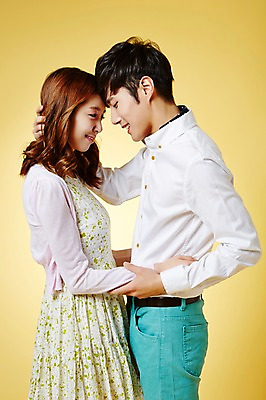 포토 JPG 스튜디오촬영 커플 계절 여자 남자 모션 실내 서기 웃음 사람 동양인 상반신 20대 성인 두명 옆모습 봄 한국인 이마맞대기 청년만 성인만 국내포토 뷰포인트 관계 표정 인종 청년 내부 얼굴맞대기 파일형식