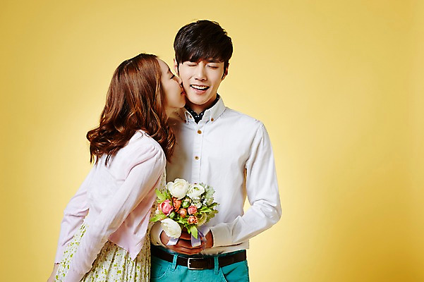 포토 JPG 스튜디오촬영 커플 계절 여자 남자 꽃다발 모션 키스 실내 들기 사람 동양인 상반신 20대 성인 두명 앞모습 옆모습 봄 한국인 청년만 성인만 국내포토 꽃 뷰포인트 관계 인종 청년 내부 애정표현 파일형식