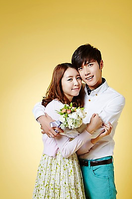 포토 JPG 스튜디오촬영 커플 계절 여자 남자 꽃다발 모션 포옹 실내 웃음 들기 사람 동양인 상반신 20대 성인 두명 봄 한국인 청년만 성인만 국내포토 꽃 관계 안기 표정 인종 청년 내부 파일형식