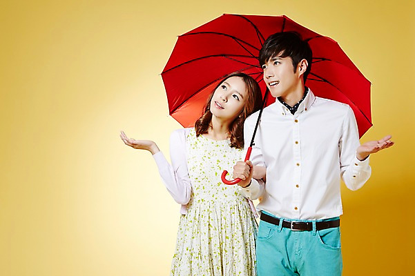 포토 JPG 스튜디오촬영 커플 계절 여자 남자 우산 모션 실내 서기 들기 사람 동양인 손짓 상반신 20대 성인 두명 봄 한국인 청년만 성인만 국내포토 관계 인종 청년 내부 파일형식