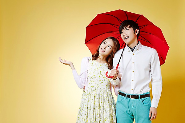 포토 JPG 스튜디오촬영 커플 계절 여자 남자 우산 모션 실내 서기 웃음 들기 사람 동양인 손짓 상반신 20대 성인 두명 봄 한국인 청년만 성인만 국내포토 관계 표정 인종 청년 내부 파일형식