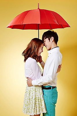 포토 JPG 스튜디오촬영 커플 계절 여자 남자 우산 모션 포옹 실내 웃음 들기 사람 동양인 상반신 20대 성인 두명 옆모습 봄 한국인 청년만 성인만 국내포토 뷰포인트 관계 안기 표정 인종 청년 내부 파일형식